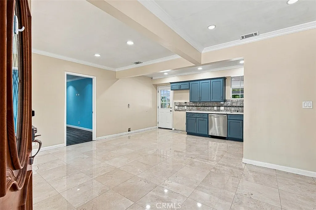 5 bed, 2078 sqft, $4,700 — Photo 3