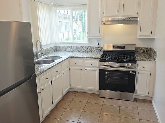 5th image of 1056 Linden Ave APT B