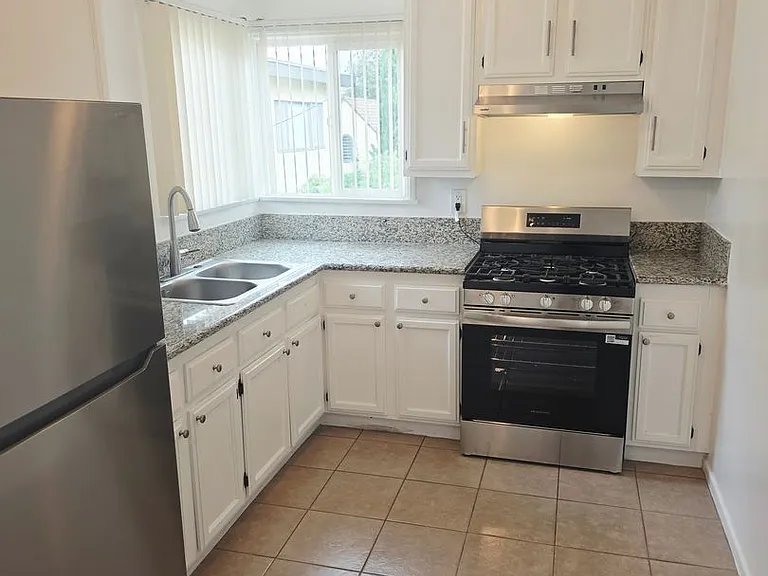 1056 Linden Ave — Photo 5