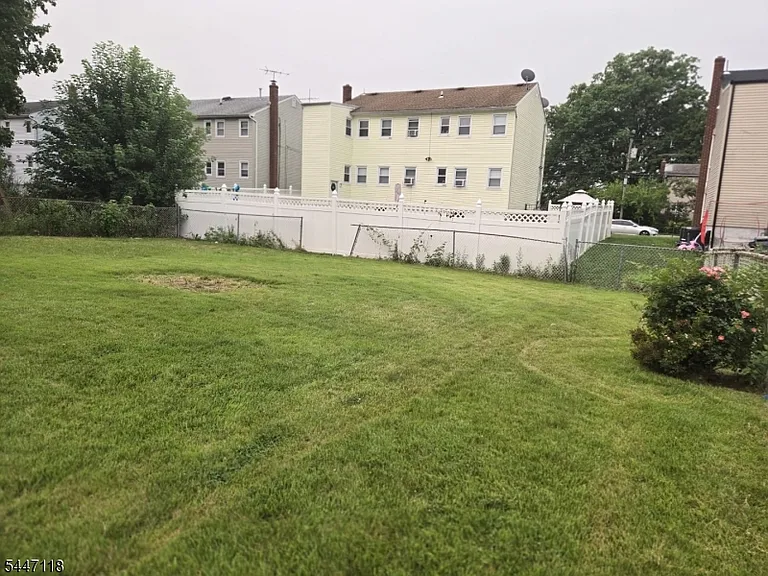 832 Dewey St — Photo 3