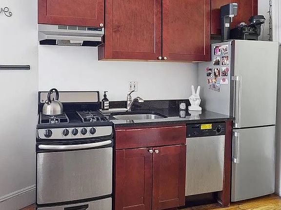 3rd image of 200 Waverly Pl #2W