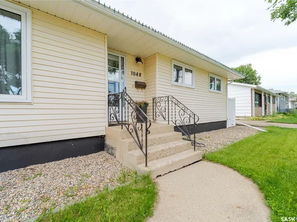 1048 11th Avenue NW, Moose Jaw, SK S6H 4L5