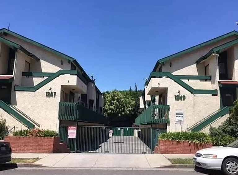 1247 N June St — Photo 13