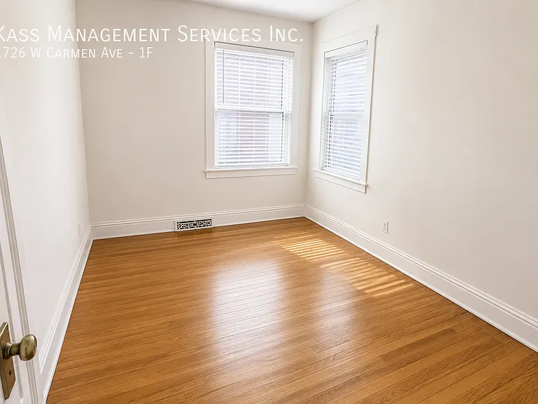 1726 W Carmen Ave #1F — Photo 2