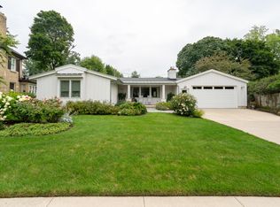 818 Iroquois Dr SE, Grand Rapids, MI 49506