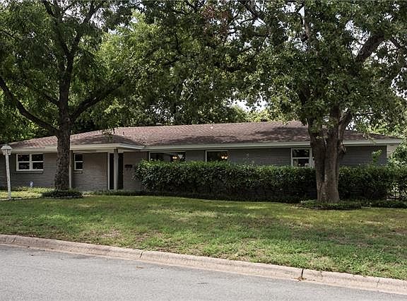 3rd image of 1125 Forest Oaks Ln