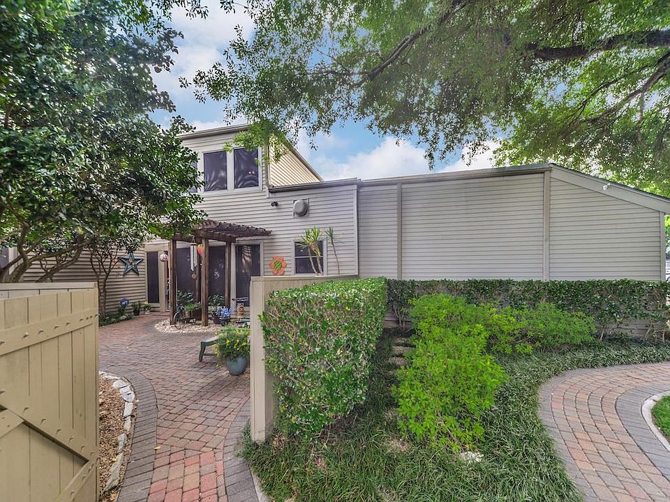 Charming Townhome With Private Wrap Around Patio.