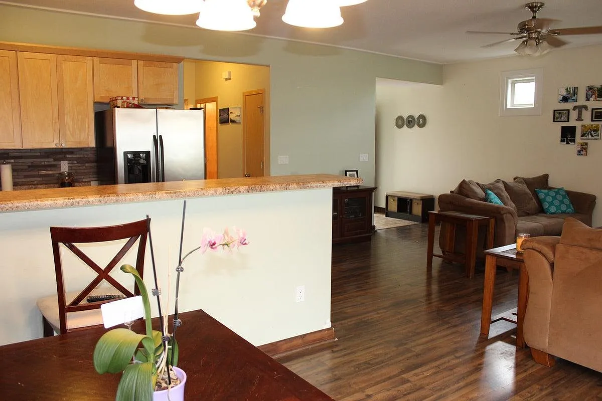 3 bed, 2.5 bath, 1710 sqft, $2,050 — Photo 3