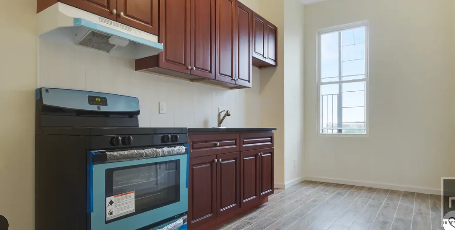 1538 Bryant Avenue — Photo 2
