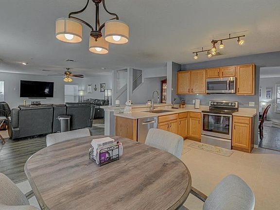 3rd image of 355 Willowbay Ridge St