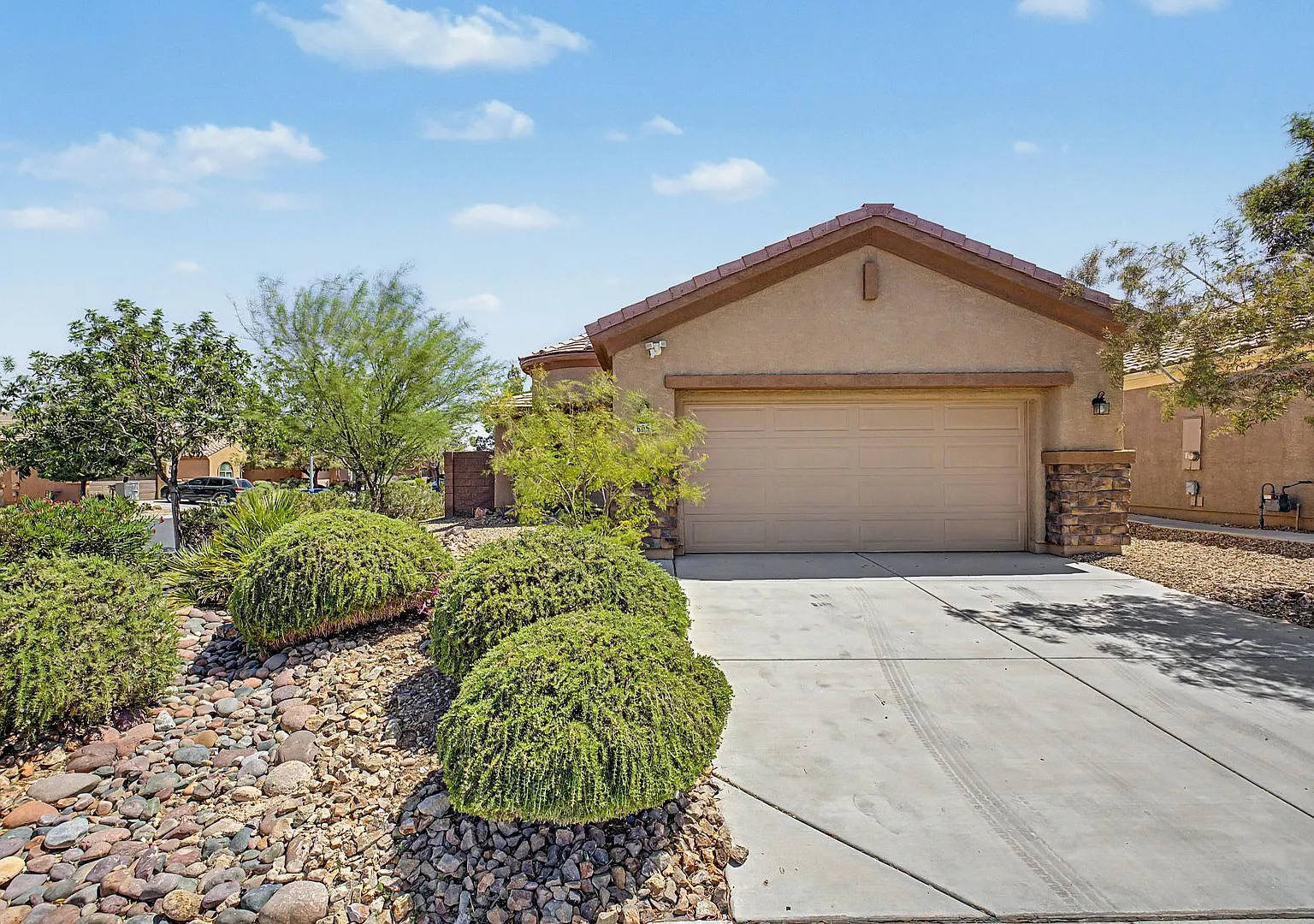Single story in guard gated Stallion Mountain — Photo 1