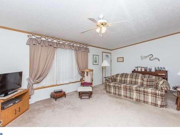 4th image of 111 Stillwagon Ln