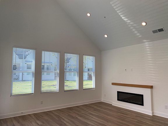 4th image of 401 Burgundy Way