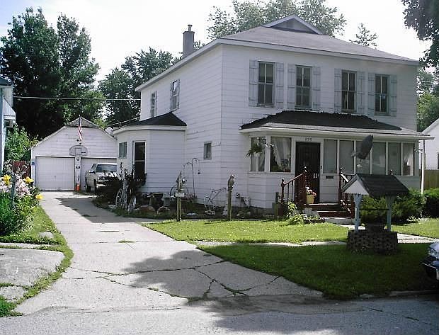 2nd image of 825 W 3rd St