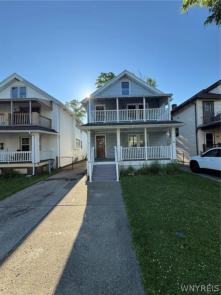 2 bed, 1.0 bath, 2024 sqft, $1,700 — Photo 1