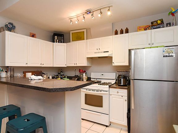 2nd image of 1927 W Schiller St APT 1
