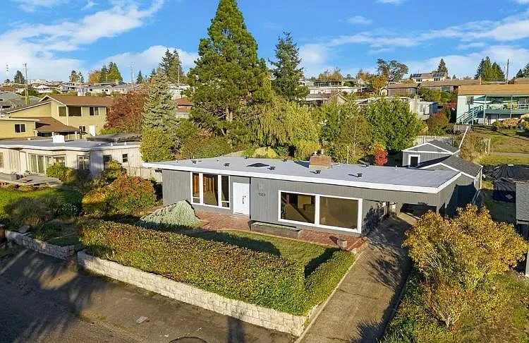 1327 N Fir St — Photo 2
