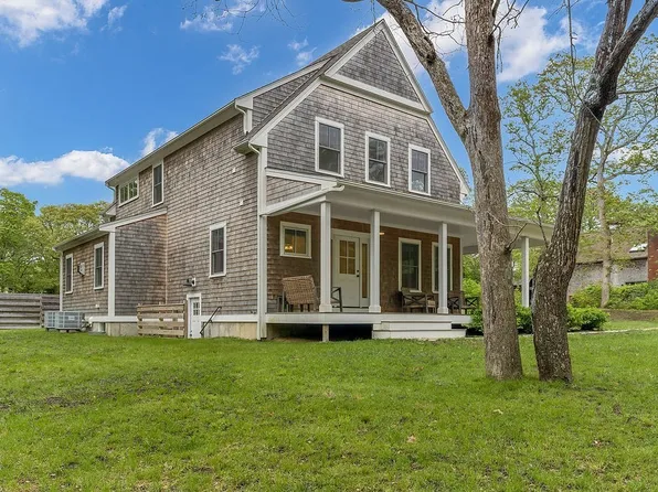 28 Grovedale Rd, Vineyard Haven, MA 02568