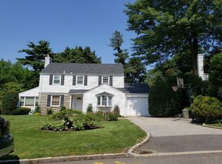 9 Salem Ln, Prt Washingtn, NY 11050