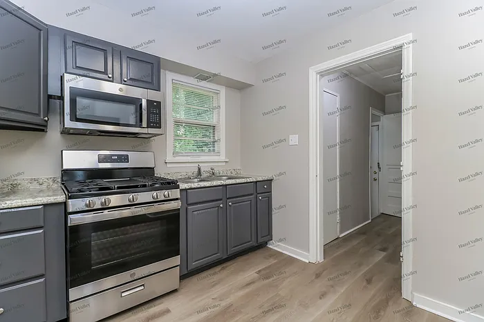 230 S Marguerite Ave — Photo 6