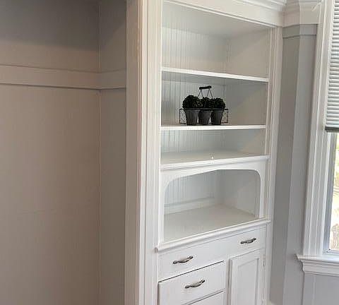Built in living room cabinetry around entertainment center