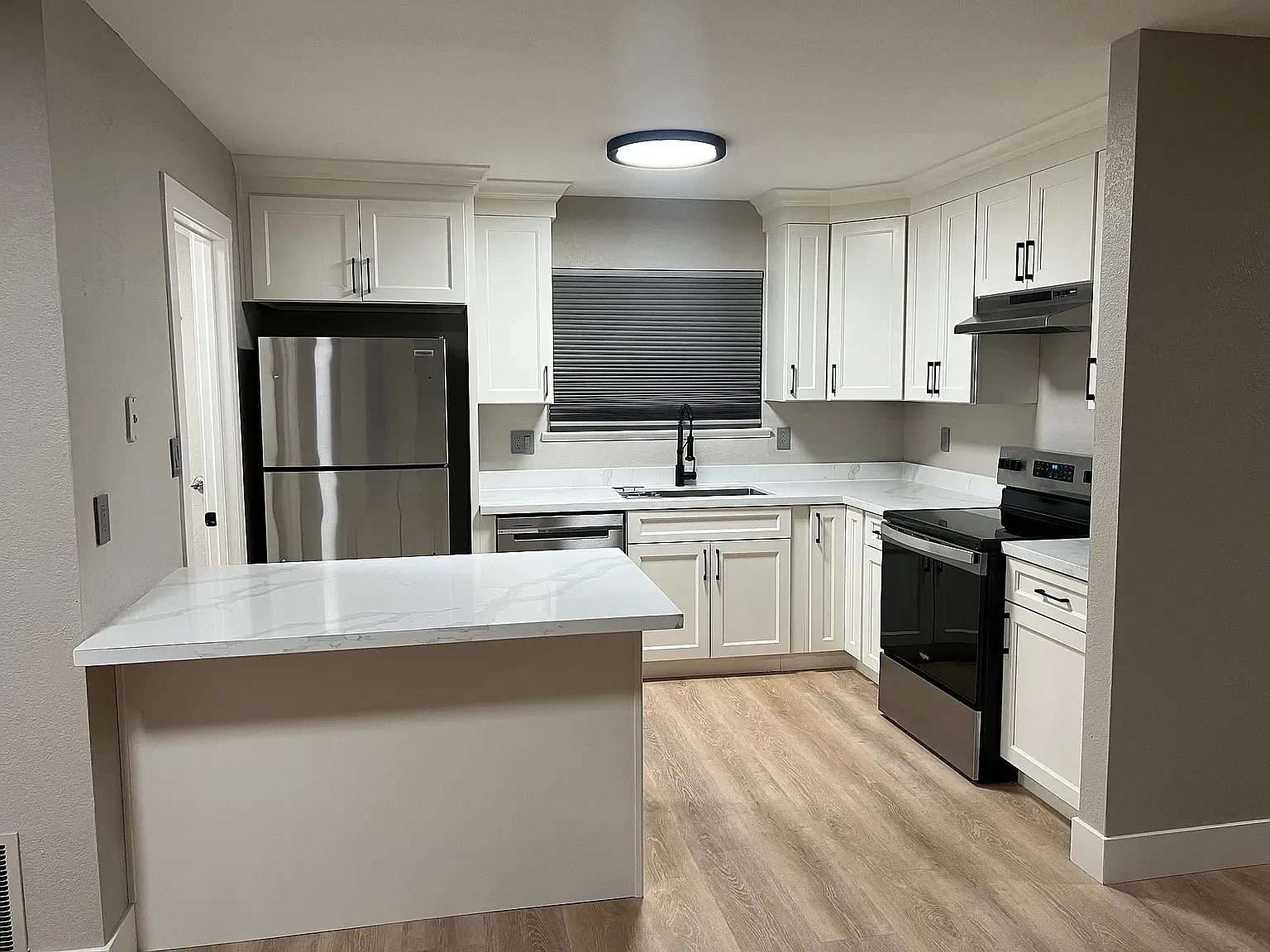 3 bed, 1354 sqft, $2,500 — Photo 2