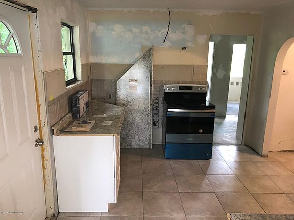 5th image of 1106 English St