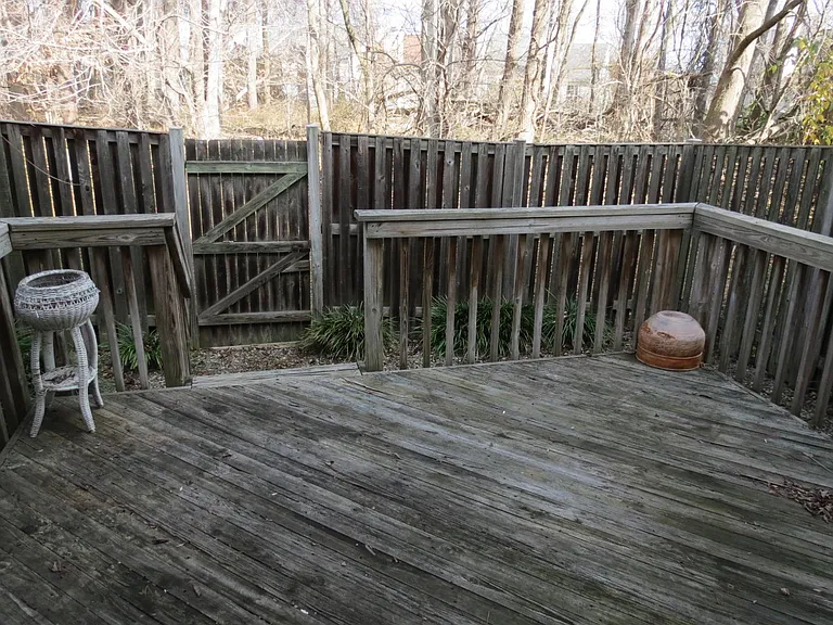 2208 Wimbledon Cir — Photo 9