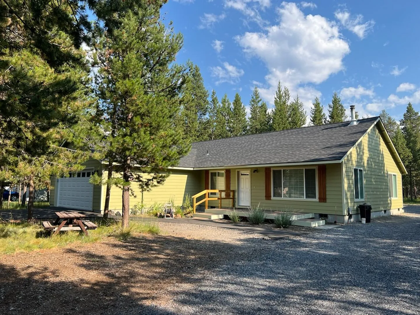 Custom Home Close to Big Deschutes — Photo 2