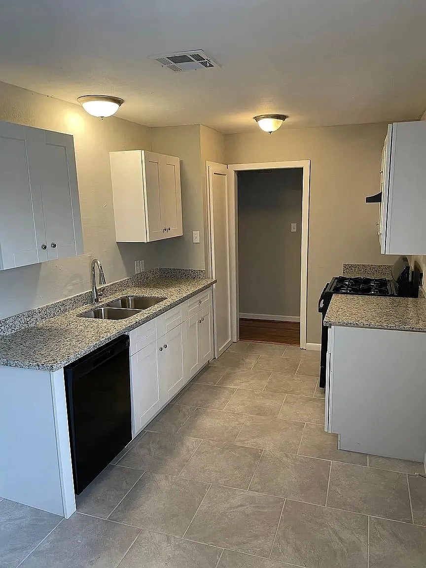 3 bed, 1.5 bath, 1211 sqft, $1,400 — Photo 3