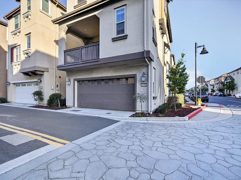 1606 Hidden Creek Ln — Photo 2