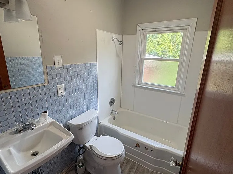 652 W Parker St — Photo 2