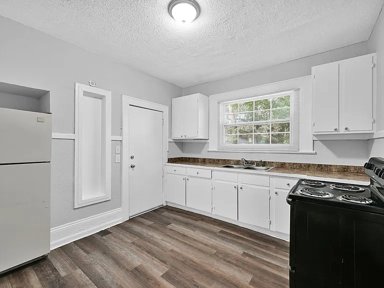 326 Basswood St — Photo 6