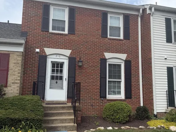 210 Leeds Ct E, Warrenton, VA 20186