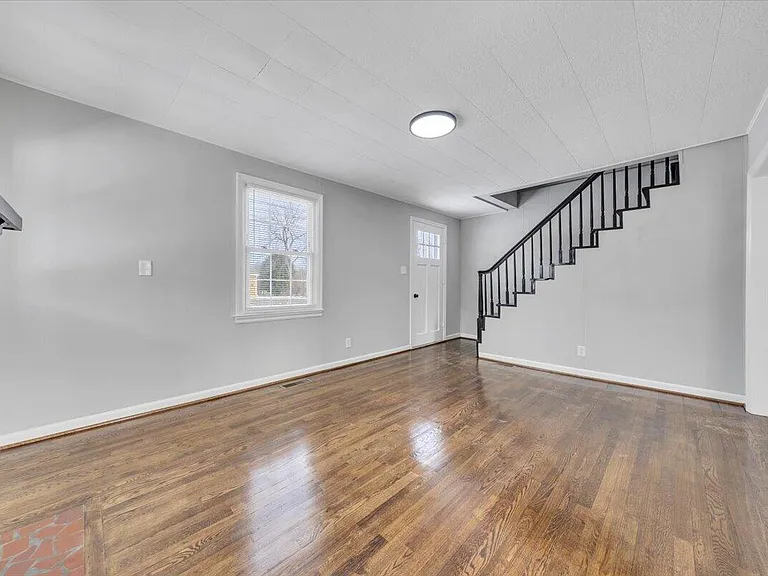 32 Upland Dr — Photo 2