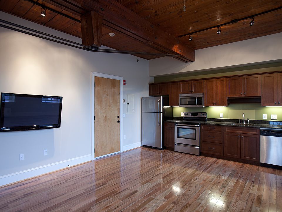 32 Olive Apt #201 Living Room with TV