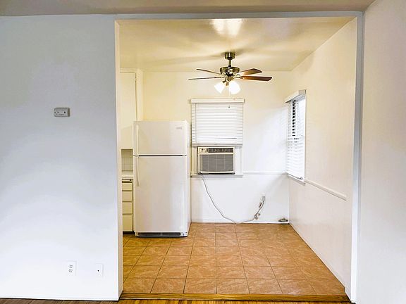 4th image of 11850 1/2 Oxnard St
