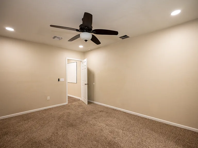 2217 E Silver St — Photo 18