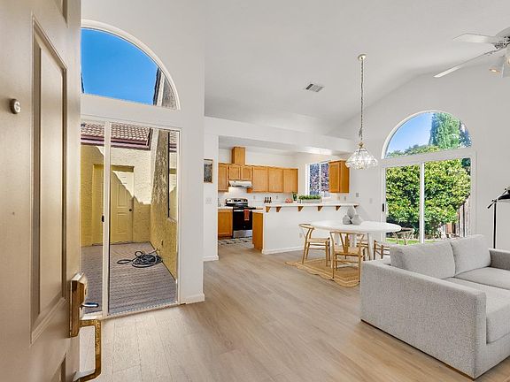 5th image of 1476 Whitby Way