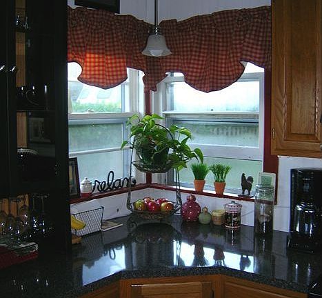 Corner windows in the kitchen allow waterviews or a backyard and mountain view.