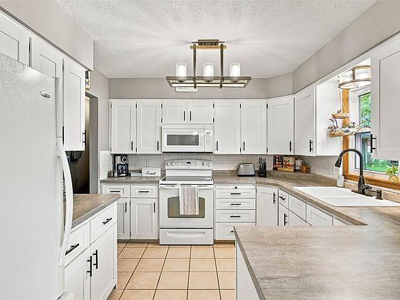 3rd image of 830 SE Bel Aire Rd