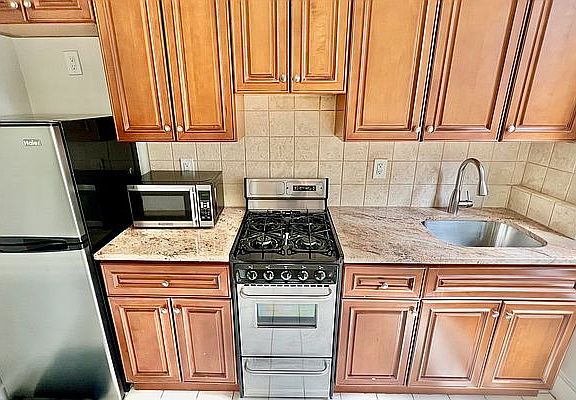 5th image of 224 W 72nd St APT 4R