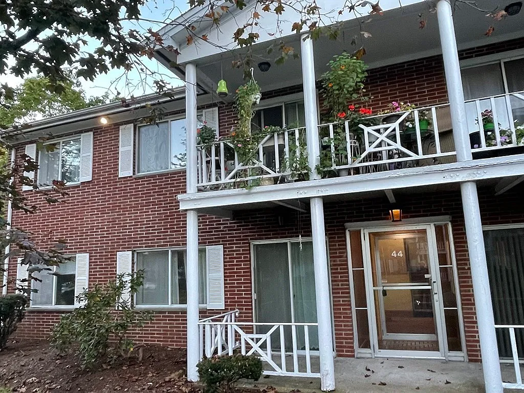 2 bed, 884 sqft, $2,700 — Photo 1
