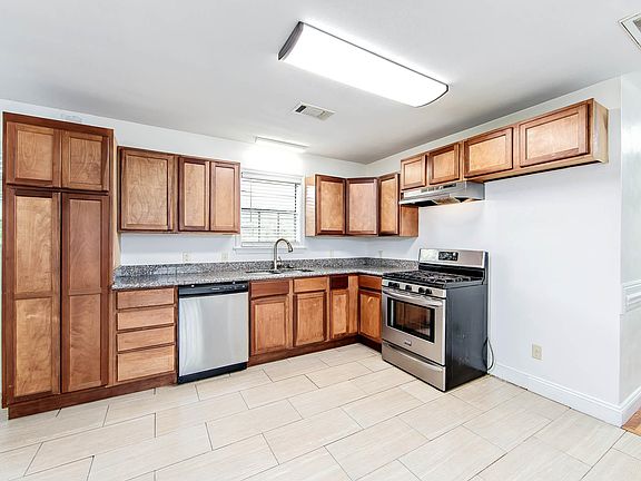 5th image of 208 W 13th St