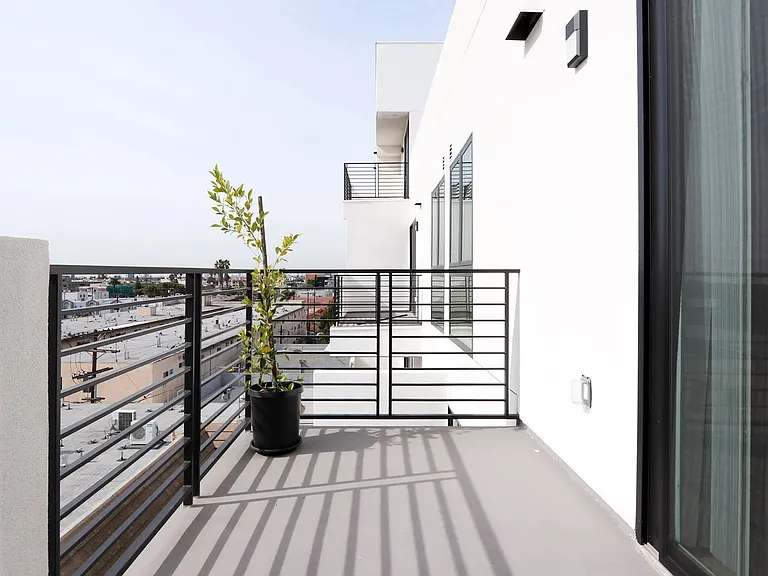 4660 Melrose — Photo 21
