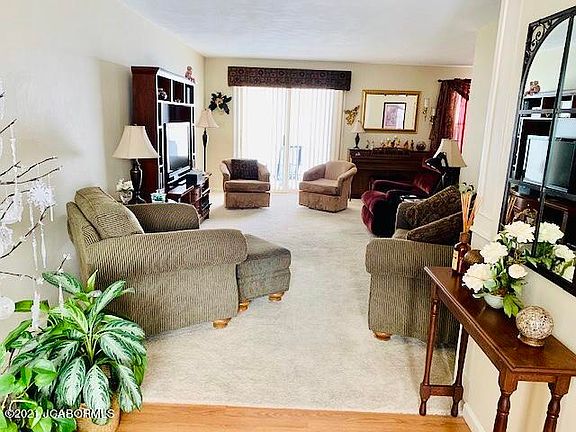 4th image of 134 Douglas Dr