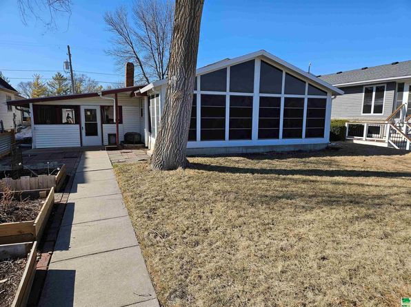 165 Suncoast Dr, McCook Lake, SD 57049
