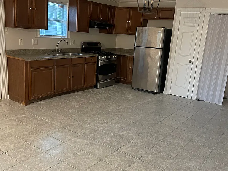 6800 Dorchester St — Photo 5