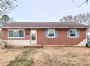 435 Greenmeadows Dr, Saint Louis, MO 63123