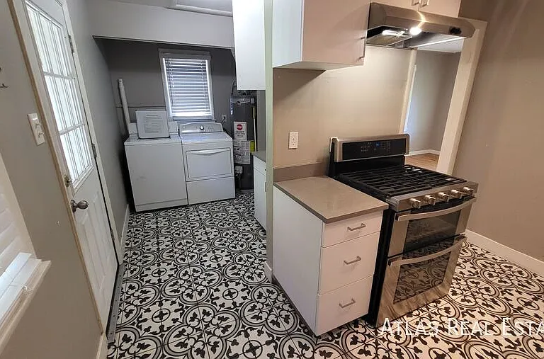 2703 S Hooker St — Photo 5